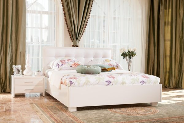 белая кровать в светлом интерьере спальни