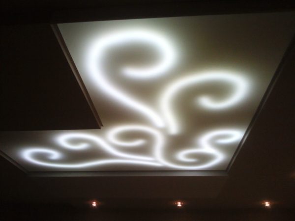 фото потолок с подсветкой