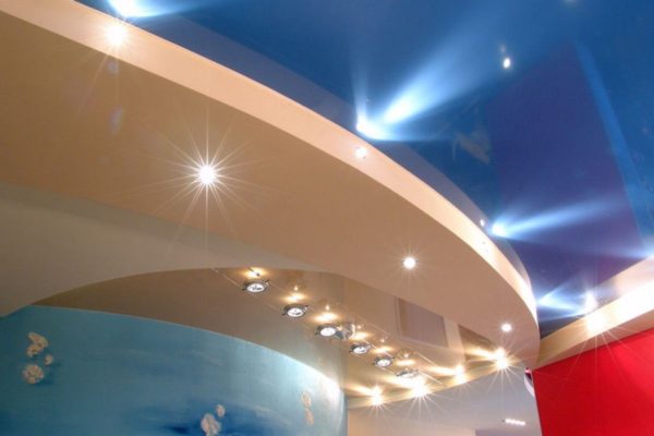 разноуровненный натяжной потолок с встроенной подсветкой 