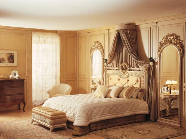 спальня в классическом стиле и светлых тонах