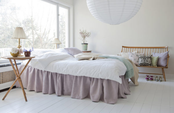 современная светлая спальня в скандинавском стиле