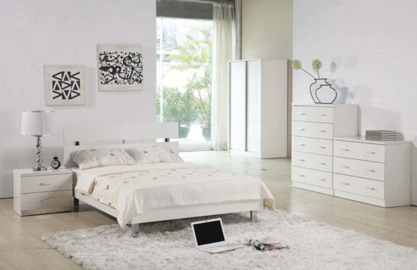 творческая спальня в белом цвете