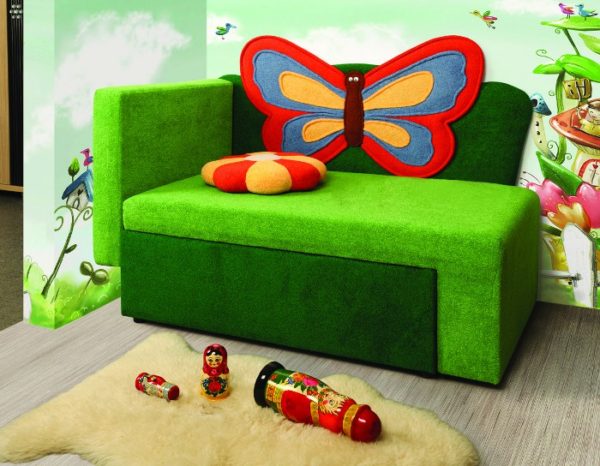 кресло-кровать с большой бабочкой