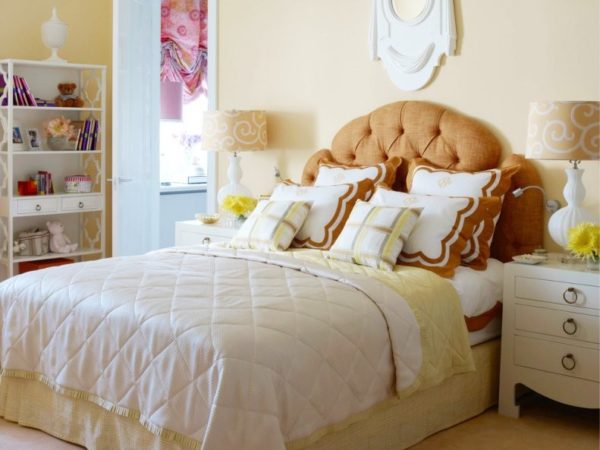 Кровать с мягкими подушками