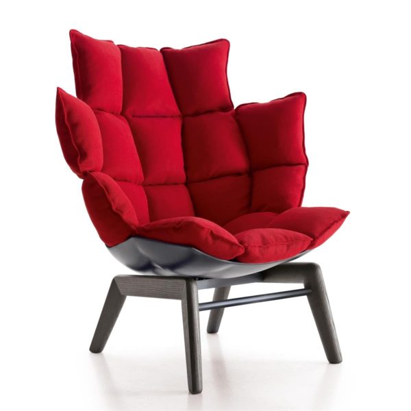 красное мягкое кресло