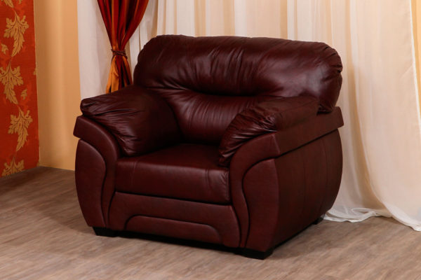 коричневое кресло из кожи