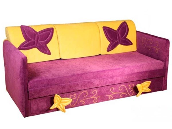 яркий диван с бабочками