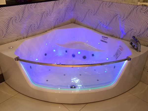 угловая ванна с подсветкой