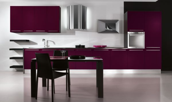 Аксессуары и мебель на фиолетовой кухне