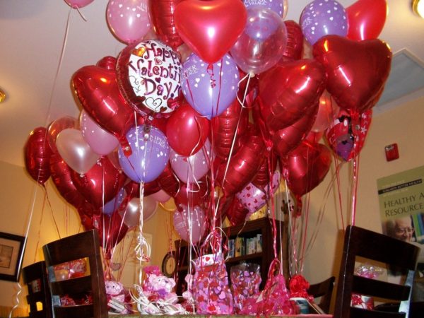 Как украсить квартиру ко дню Святого Валентина воздушными шарами