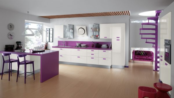 Мебель в интерьере фиолетовой кухни