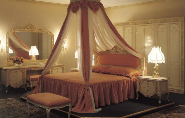 балдахил в спальне классического стиля