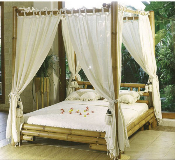 бамбуковая кровать с балдахилом