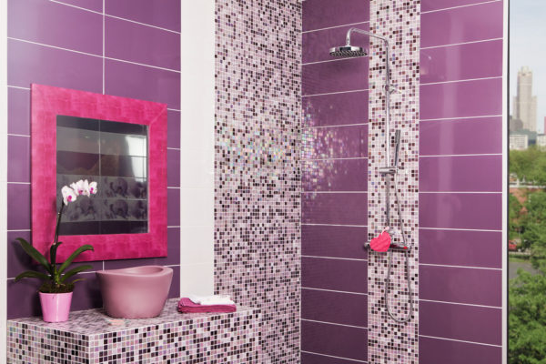 фиолетовая ванная комната с душем