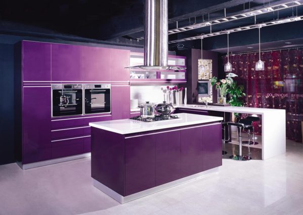 хорошая отделка фиолетовой кухни