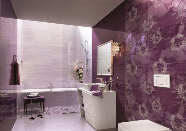 небольшая фиолетовая ванная комната