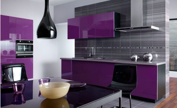 необычный интерьер фиолетовой кухни