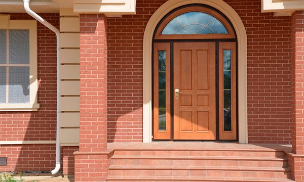 Как выбрать надежную входную дверь для частного дома