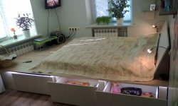 Кровать-подиум как способ зонирования спальни