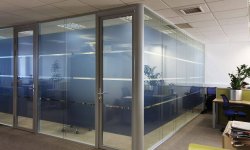 Алюминиевые перегородки для офисов: преимущества и разновидности