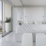 белая спальня с балконом