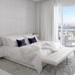 белая спальня с яркими подушками