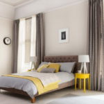 модные шторы в дизайне светлой спальни