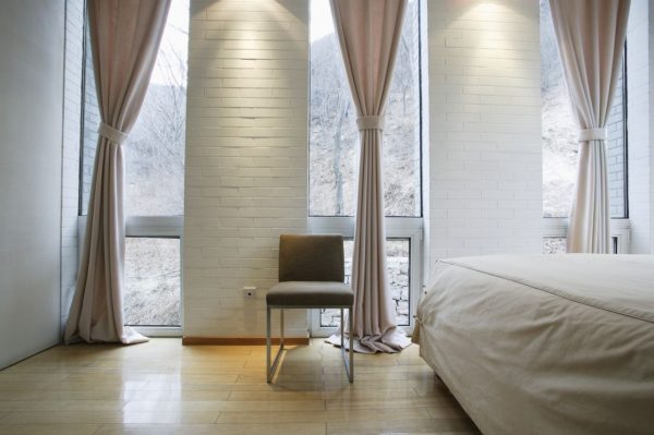 современные шторы в интерьере спальни