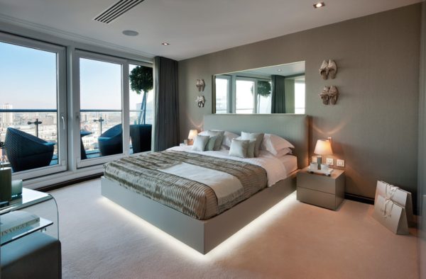 спальня в стиле хай-тек с подсветкой