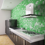 фото зеленой мозаики на стене кухни