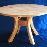 круглый стол из древесины