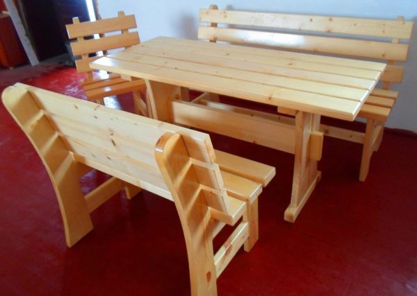 стол и скамейки из светлой древесины