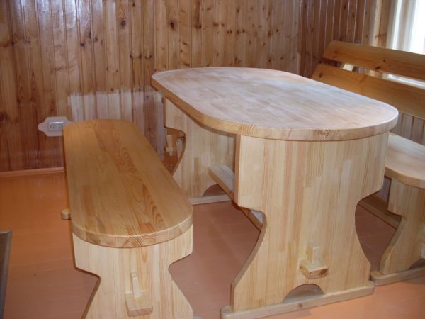 овальный стол и скамья