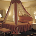 балдахил в спальне классического стиля
