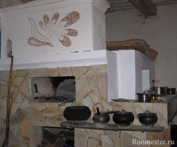 Русская печь в интерьере современного частного дома; 25 фото
