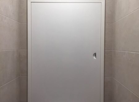 Скрытый люк для сантехнического шкафа в туалете