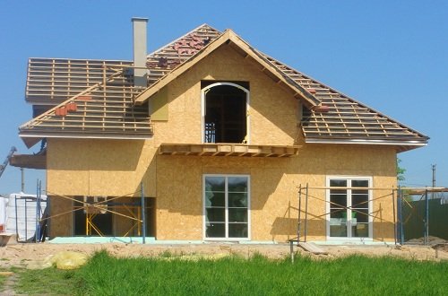 Дом из ОСП достаточно прочен и надежен. Его строительство намного дешевле, чем строительство кирпичного дома.
