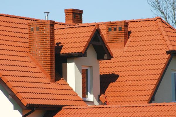 Крыша дома с кирпичным дымоходом